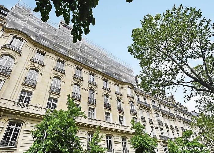 Air-conditioned Near Arc Triomphe