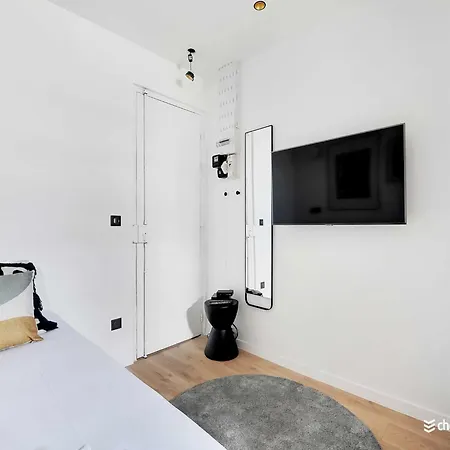 Air-conditioned Near Arc Triomphe Paris