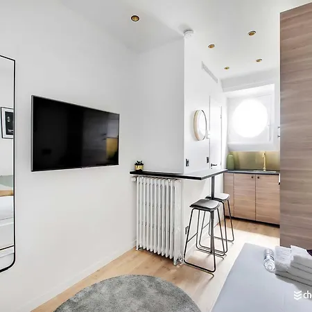 Air-conditioned Near Arc Triomphe * Paris