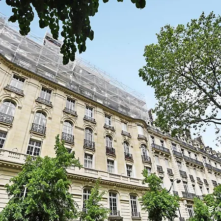 Air-conditioned Near Arc Triomphe