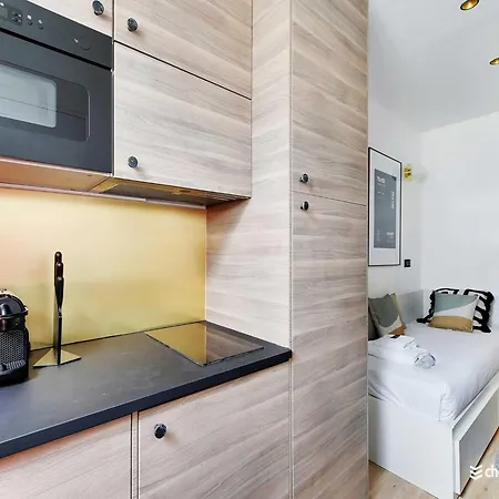 Air-conditioned Near Arc Triomphe Paris