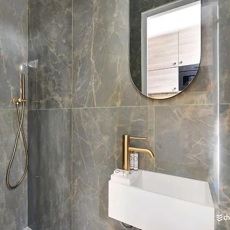 Air-conditioned Near Arc Triomphe * Paris