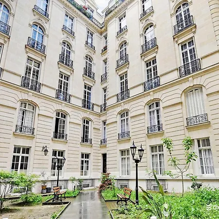 Air-conditioned Near Arc Triomphe