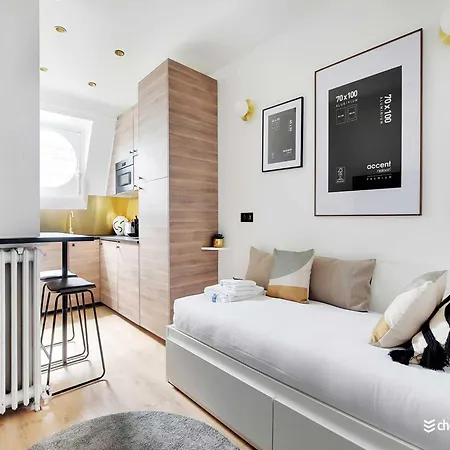 Air-conditioned Near Arc Triomphe