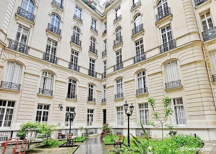 Air-conditioned Near Arc Triomphe